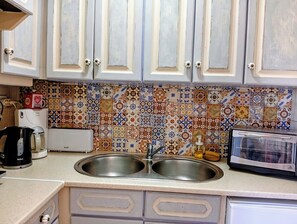 Coffee/tea maker, fridge, oven, stovetop - Vrbo Property (Lagoa)