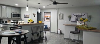 'Honey Bee' Family Home in Columbus, Nebraska!