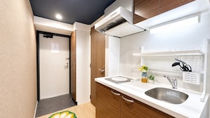 Una cocina moderna con un lavamanos, armarios y una encimera.