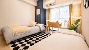 Una habitación de hotel pequeña con cama, escritorio y silla.