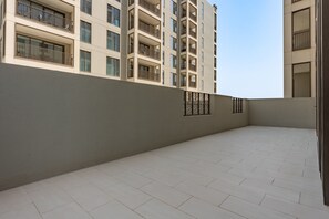 A modern building with multiple balconies and a tiled floor. - Chic 1BR with Outdoor Terrace, Minutes from Downtown Dubai (Dubai)