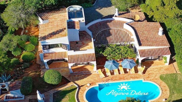 A modern villa with a swimming pool, outdoor seating, and a well-maintained garden. - Holiday home with 3 bedrooms (Carvoeiro LGA)