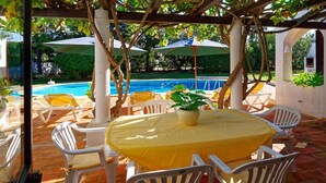Outdoor dining - Holiday home with 3 bedrooms (Carvoeiro LGA)
