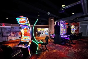 Ein Spielbereich mit Spielautomaten und Arcade-Spielen.