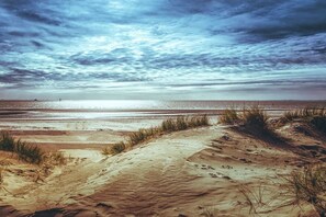 A beach with sand dunes and a clear sky. - Beach House Atlantic 32 (Norderney)