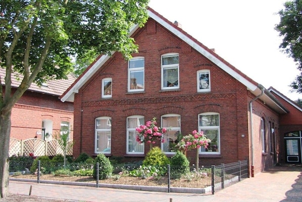 Exterior - Holiday apartment in Leer with swimming pool (Leer)