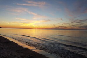 A beach with gentle waves and a clear sky. - One-bedroom guesthouse in Poland (Grzybowo \/ Kolberg)