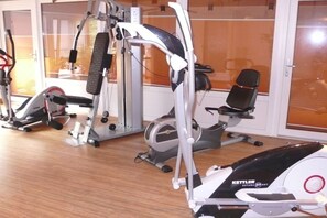 A gym with various exercise machines, including a Kettler SATURA EXT rowing machine. - Holiday apartment with 2 bedrooms (Borkum)