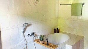 Bathroom - Vrbo Property (Treffurt)