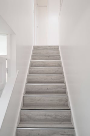 A staircase with wooden steps and white walls. - Modern 3BD Flat Hoxton & Shoreditch N1 (London)