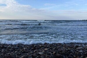 A rocky beach with waves approaching the shore. - Holiday apartment 49 Villa Louisa (Sellin)