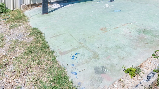 Un bâtiment métallique à deux étages doté d’un patio couvert.