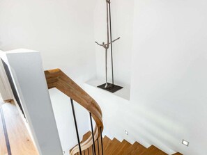 A modern staircase with wooden handrails and a metal pole structure. - Holiday Home Pidder Hus Kampen / Sylt (Kampen)
