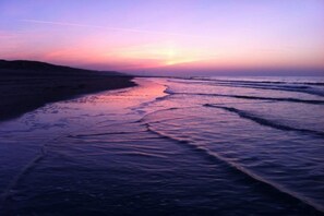 A beach scene with waves and a sunset. - Bredene Fisherman's House (Bredene)