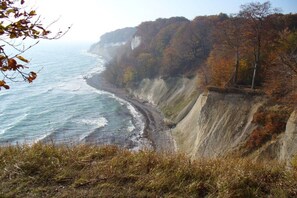A coastal landscape with cliffs and a beach. - Holiday apartment with 2 bedrooms (Sassnitz)