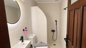 Ein Badezimmer mit Toilette, Waschbecken und Dusche.