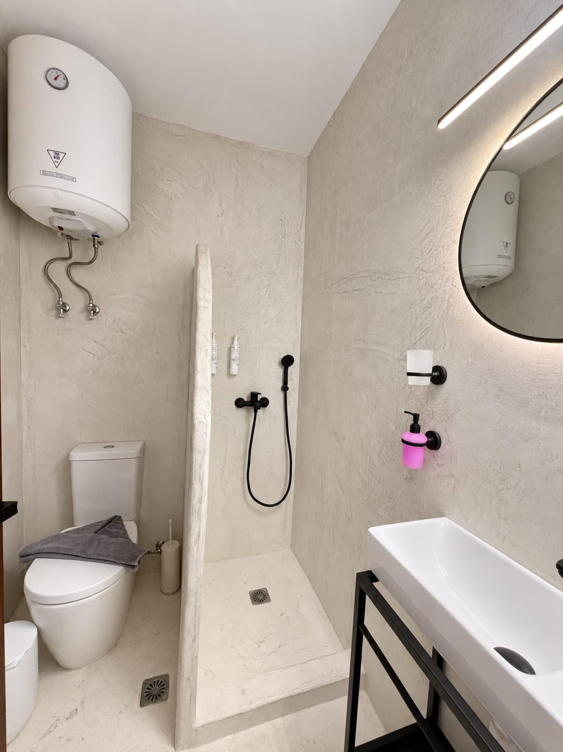 Un baño moderno con ducha, inodoro y lavamanos.
