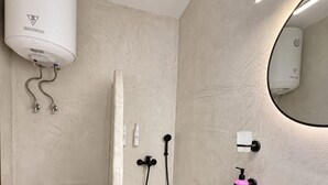 Ein modernes Badezimmer mit Dusche, Toilette und Waschbecken.