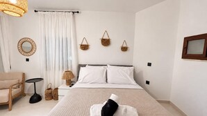 Ein Hotelzimmer mit einem Bett, einem Sessel, einer Lampe und Wanddekorationen.