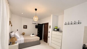 Ein modernes Schlafzimmer mit Bett, Nachttisch, Lampe und Kleiderschrank.