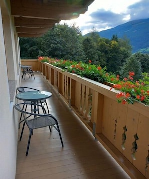 Outdoor dining - Holiday apartment with 3 bedrooms (Bramberg)