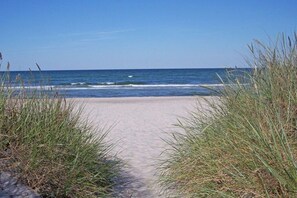 A beach path leading to the ocean with clear skies. - Holiday home in Glowe with swimming pool (Glowe)