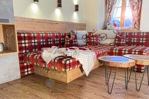 A cozy room with a wooden bench, a small table, and a window with curtains. - Tyrolean charm in the Stubai Valley - NEW! (Telfes im Stubai)