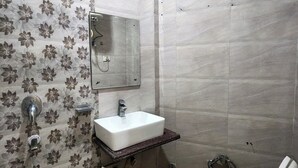 Doppelzimmer | Badezimmer | Dusche, Handtücher, Seife