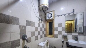 Deluxe-Doppel- oder -Zweibettzimmer | Badezimmer | Dusche, Handtücher, Seife