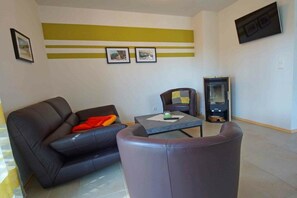 Ein Wohnzimmer mit einer Couch, einem Couchtisch und einem Kamin.