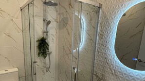 Een douche, een haardroger, handdoeken, zeep