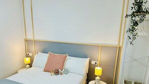 Een strijkplank/strijkijzer, wifi, beddengoed