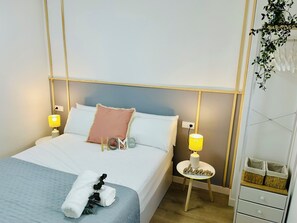 Tabla de planchar con plancha, wifi y ropa de cama