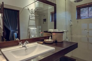 Deluxe Twin Room, Patio, Garden View | Bathroom | Slippers - Stafford Estate Bungalow (Nuwaraeliya)