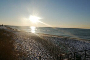 A beach with a clear sky and the sun low on the horizon. - Terraced house with 2 bedrooms (Ostseebad Prerow)