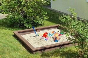 A sandbox with toys and a shovel. - Buchengrund W 1 || Ostseebad Prerow (Ostseebad Prerow)