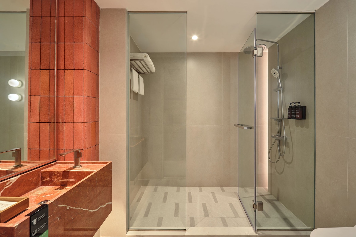 Deluxe Triple Room | Bilik Mandi | Pancuran mandi, pengering rambut, selipar, tuala disediakan 