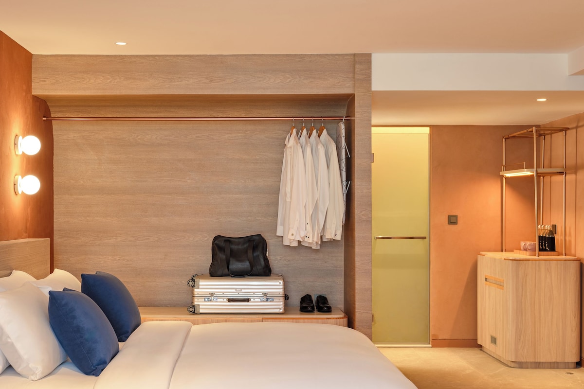 Premium Quadruple Room | Peti besi dalam bilik, meja, ruang kerja komputer riba 