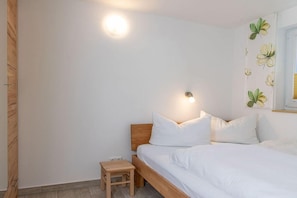 Untagged - Bungis holiday home directly on the lake, H1 (Joachimsthal)