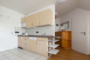 A compact kitchen with a microwave, coffee maker, and a sink. - House "Am Brunnen" W.4 (Ostseebad Prerow)