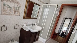 Unclassified image, 5 of 6, button - Vrbo Property (Milano)