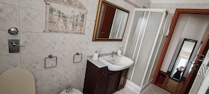 Unclassified image, 5 of 6, button - Vrbo Property (Milano)