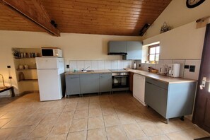 Une cuisine compacte équipée d’un réfrigérateur, d’une cuisinière, d’un four et d’un four à micro-ondes.