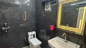 Asciugacapelli, asciugamani, sapone, shampoo