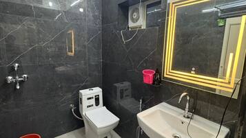 Secador de pelo, toallas, jabón, shampoo
