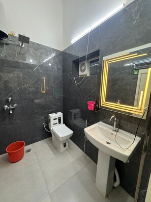 Hair dryer, towels, soap, shampoo - Manglaam Hotel & Resort (Greater Noida)