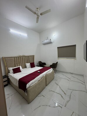 Desk, laptop workspace, free WiFi - Manglaam Hotel & Resort (Greater Noida)