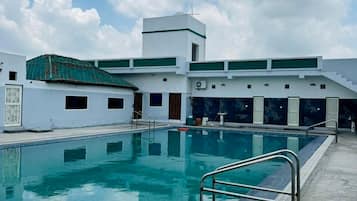 Una piscina al aire libre