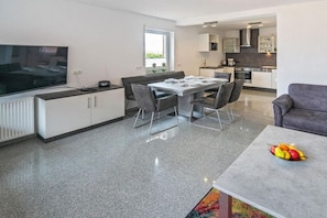 Un espacio habitable moderno con comedor, cocina y zona de estar.