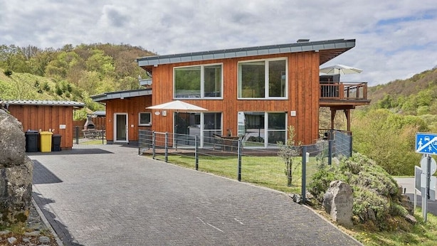 A modern two-story building with a wooden facade, large windows, and a balcony. - Holiday apartment Mila OG (Rieden)